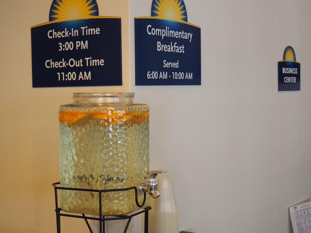 Days Inn By Wyndham Petoskey Εξωτερικό φωτογραφία